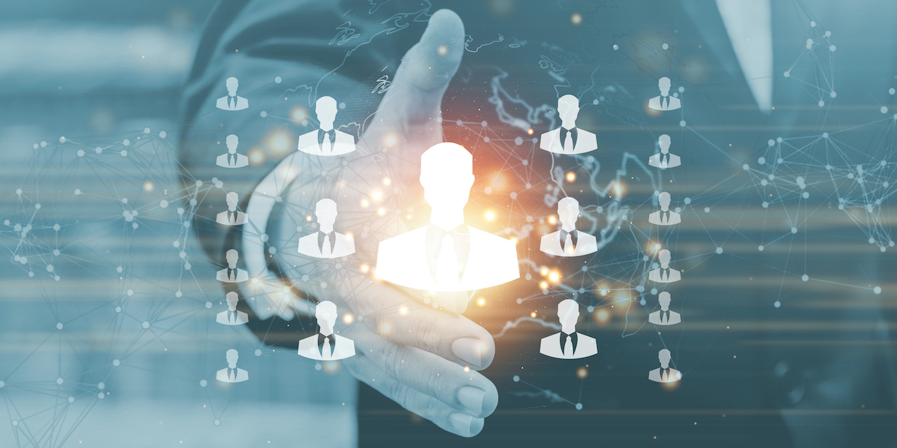 Biznesmen na rozmytym tle z ikonami połączenia ludzi w sieć kontaktów na LinkedIn