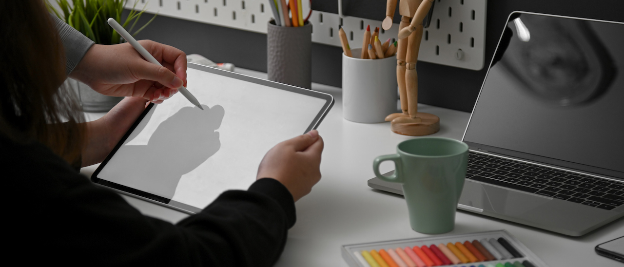 Tworzenie grafik przez dwóch designerów na LinkedIn