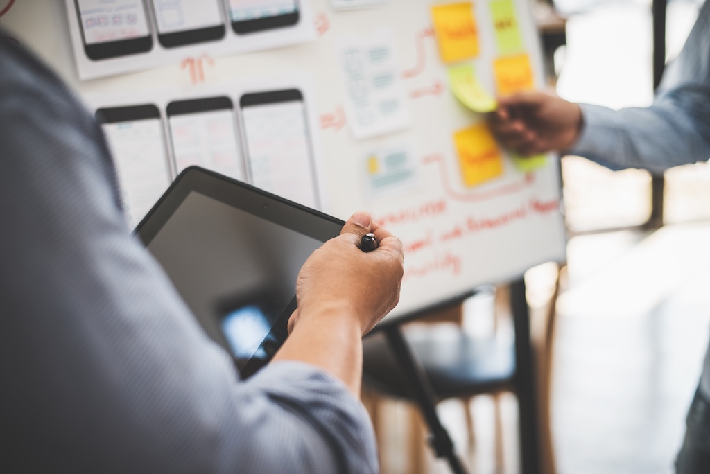 Metodyki zarządzania projektami w marketingu: kaskadowa, agile i hybrydowa